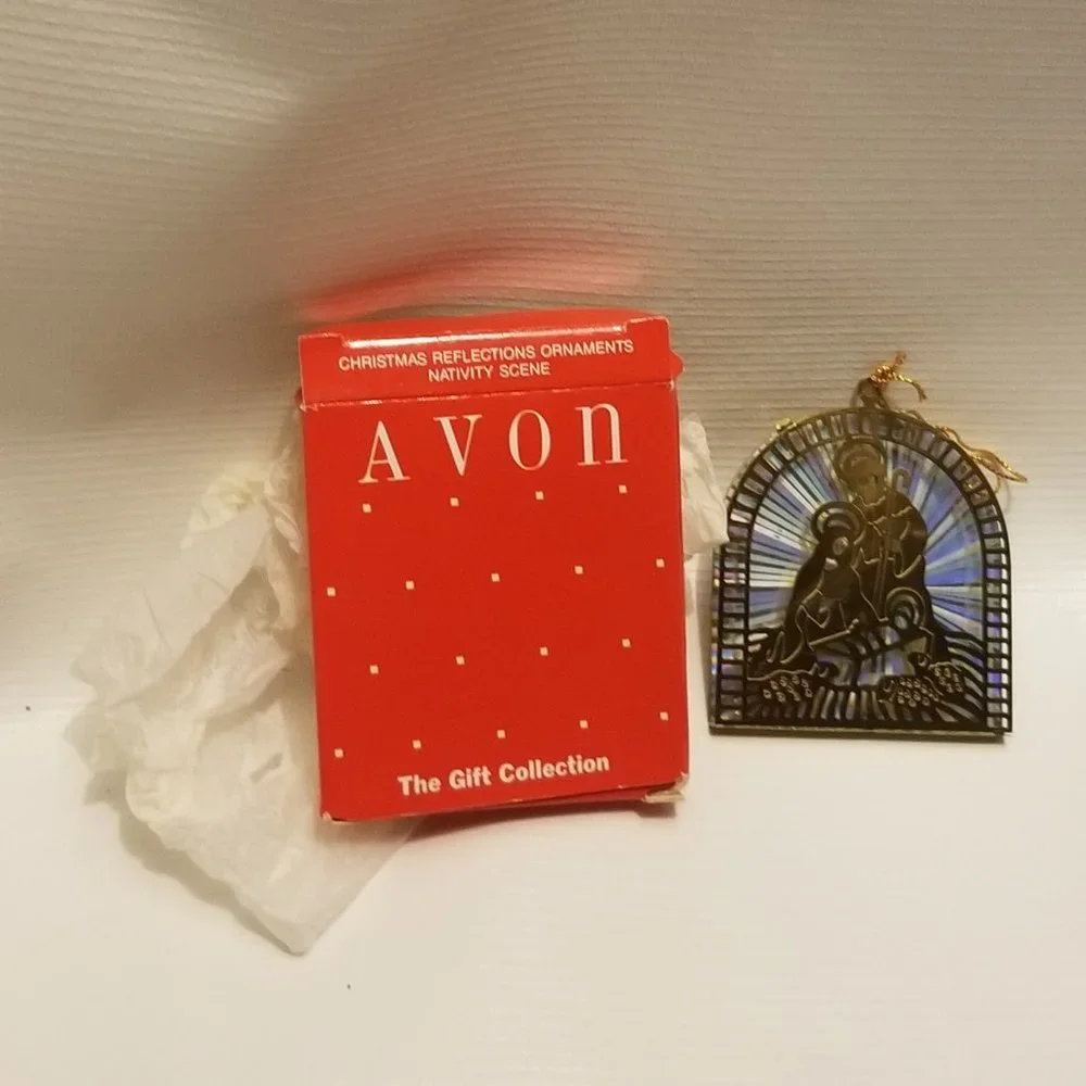 Dazzling vintage Avon Nativity Reflections ornament - Picture 9 of 11